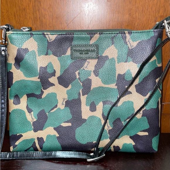 Tignanello Camo leather crossbody bag. - Picture 2 of 9